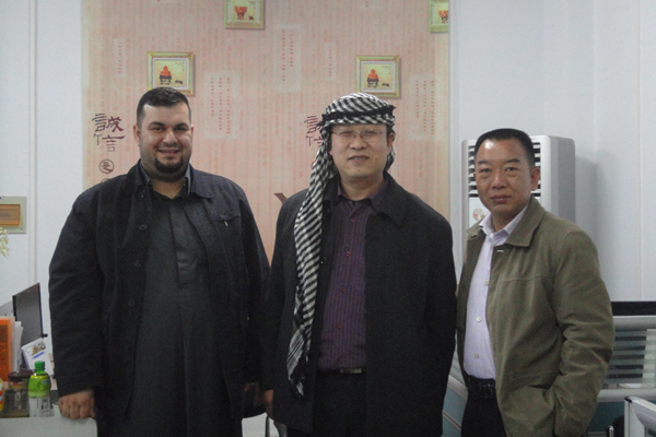 伊拉克客商盛贊數(shù)控壓力機(jī)，贈(zèng)阿拉伯頭巾